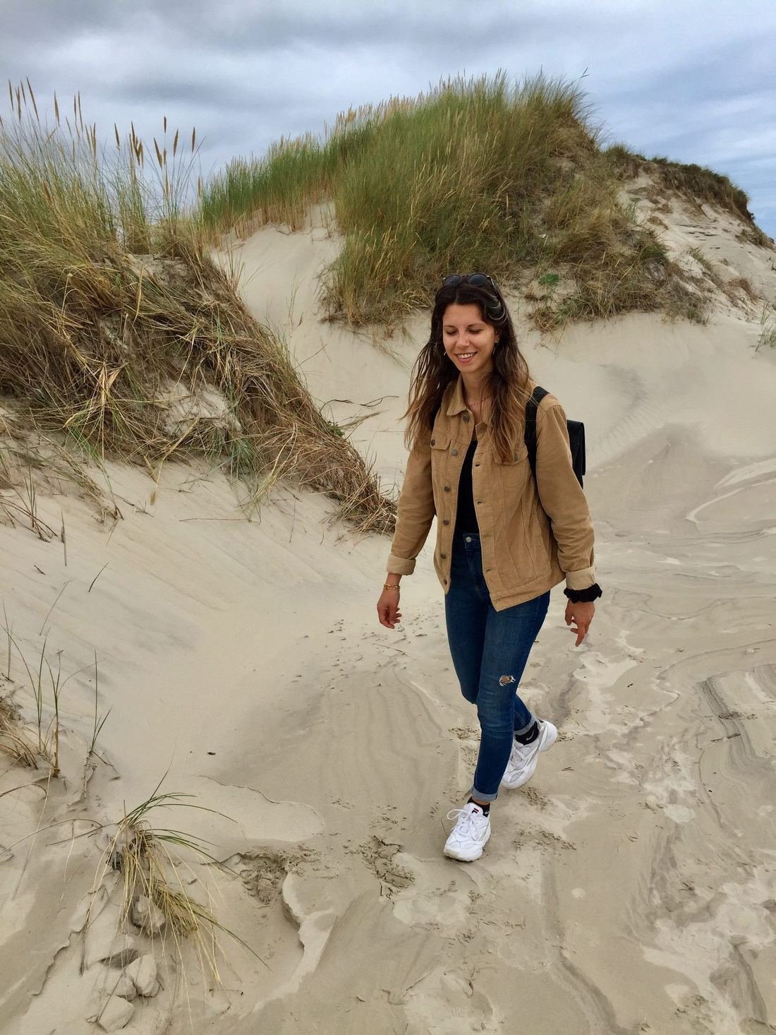 Maan onderweg op een duinpad