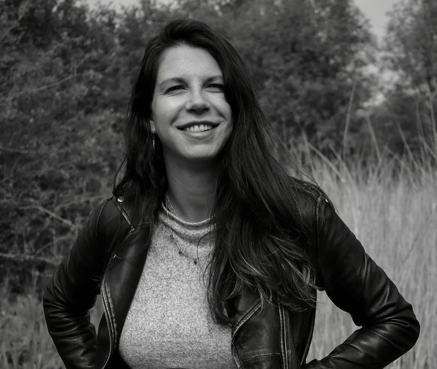 Maan Kulhanek, psycholoog bij DiversaMente, in de duinen bij Haarlem